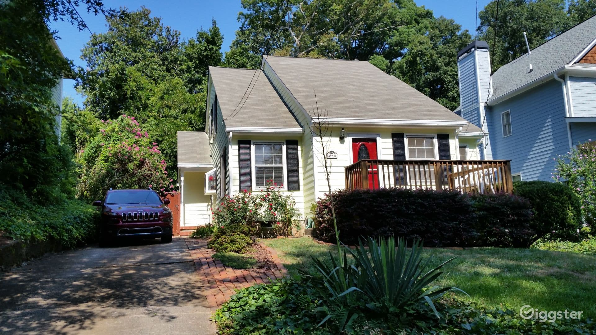 Quaint, Comfortable Small home with English garden