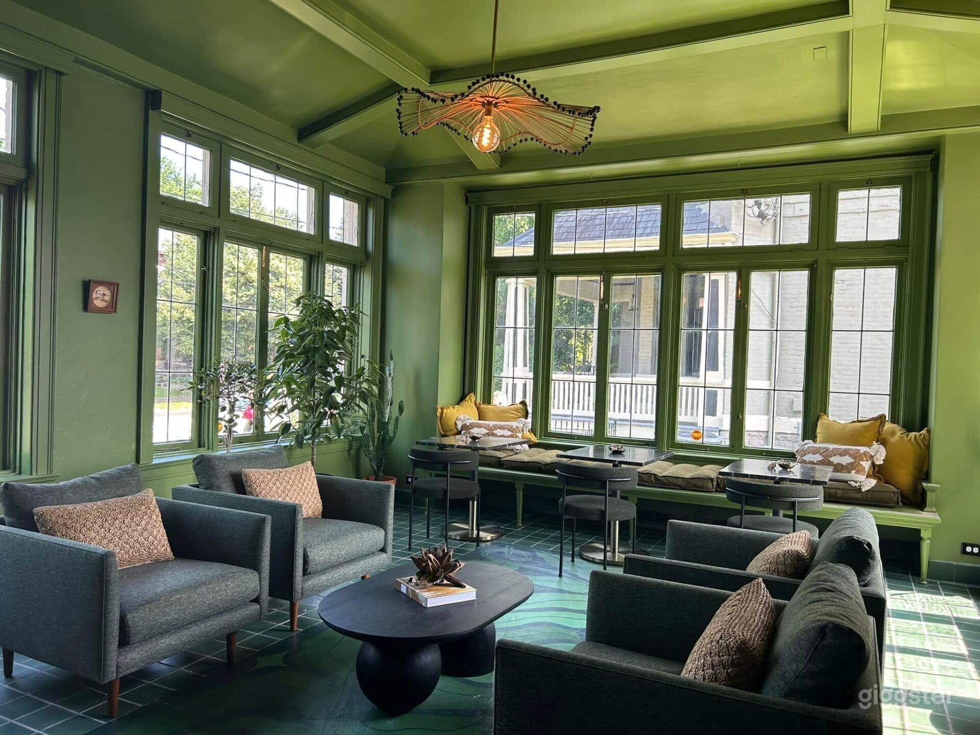 Large Beautiful Mansion with Solarium and Conference Rooms