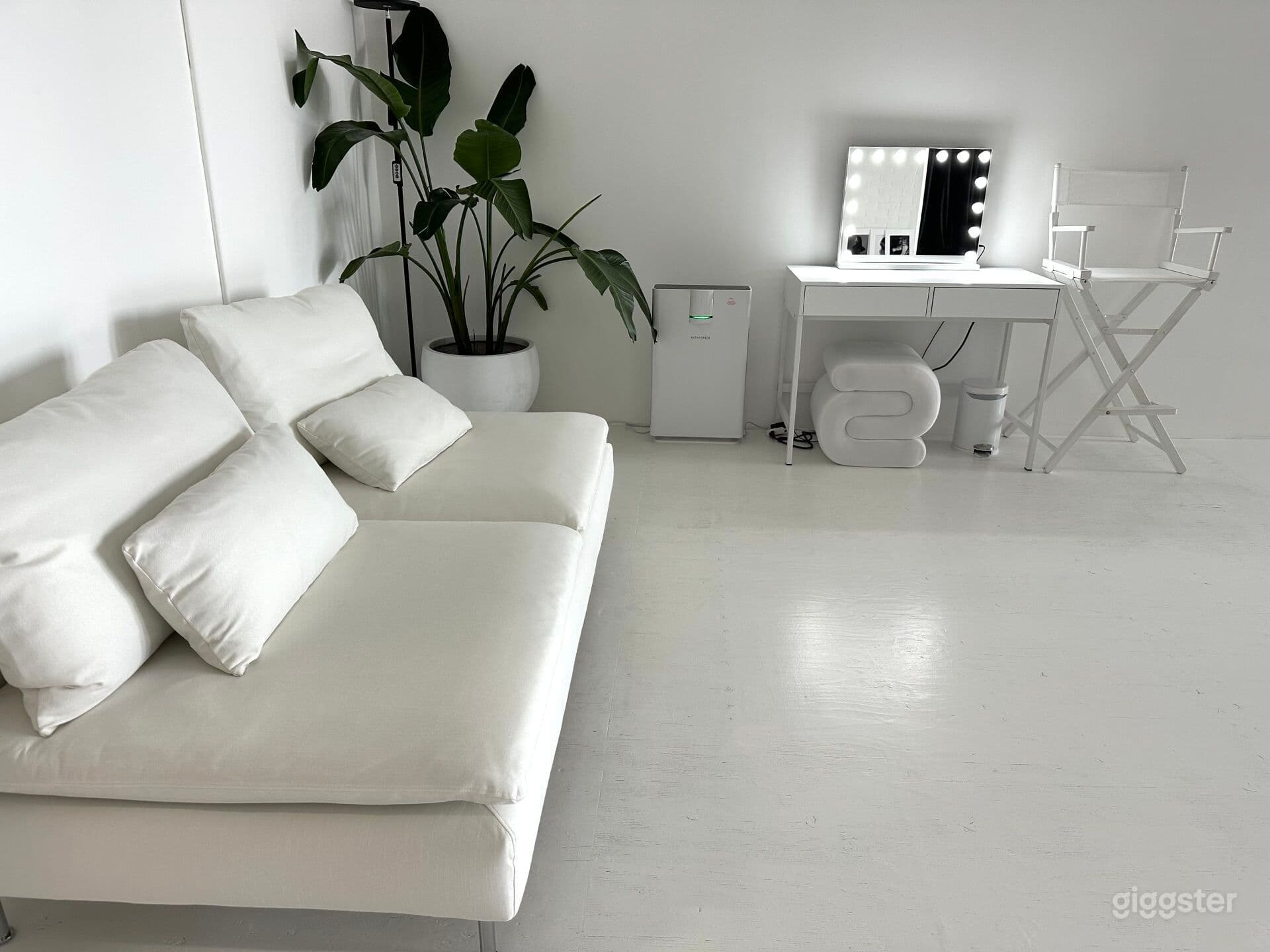 Bright & Spacious All-White Loft Studio – JC, Jersey City