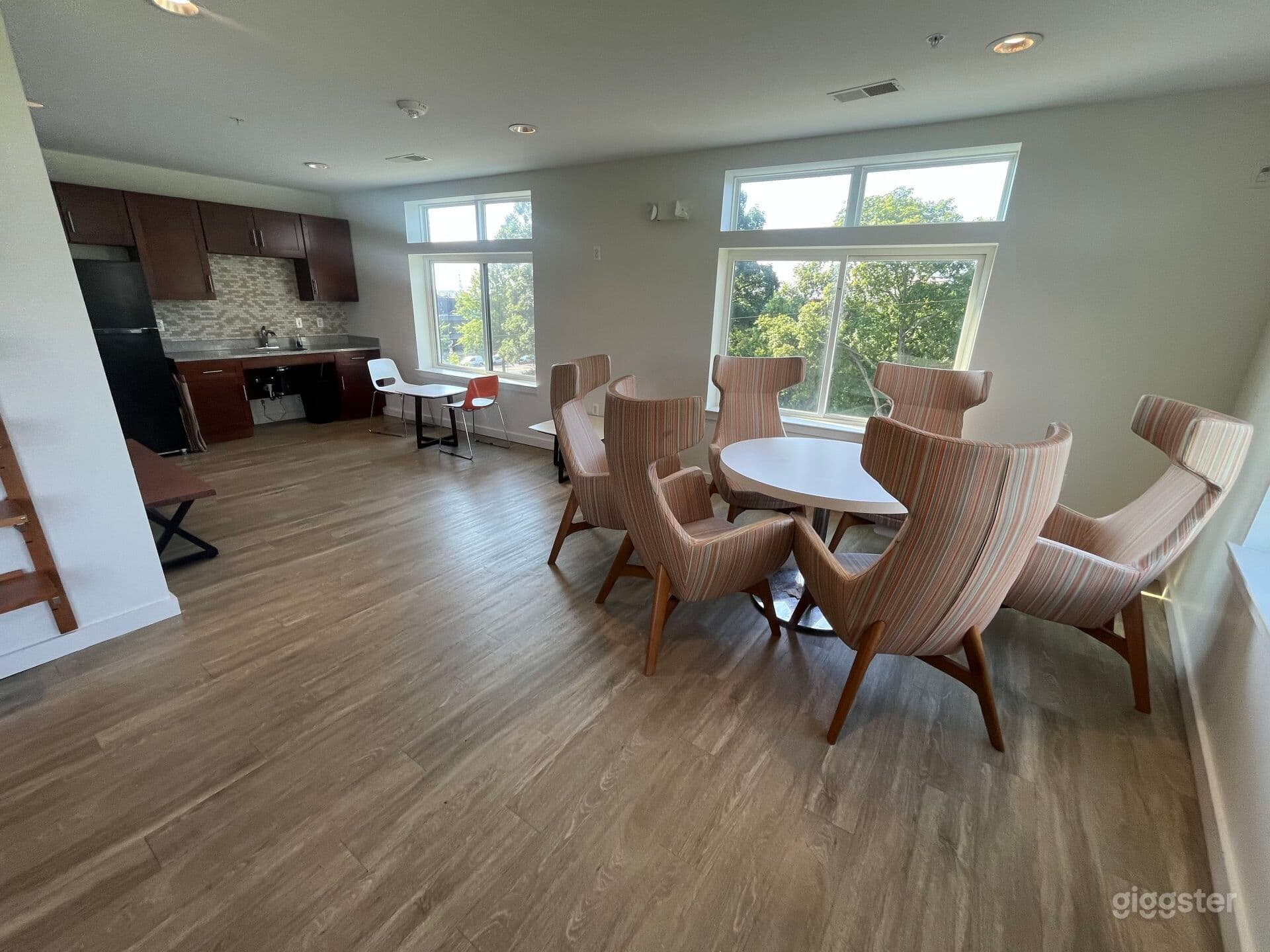 Cozy Clubrooms Both Spaces Included, Washington